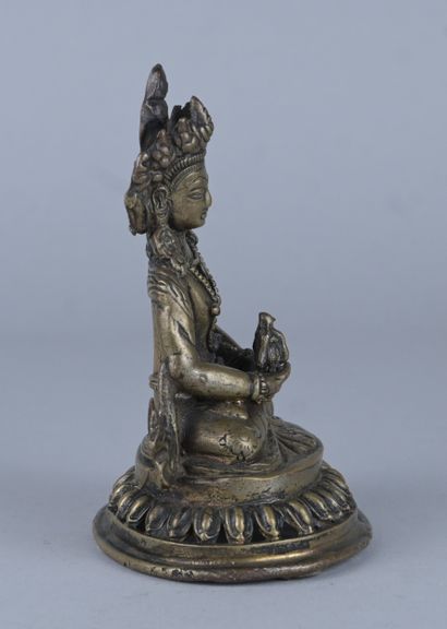 Bouddha tibétain en bronze sur base lotiforme...