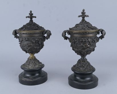 Paire de cassolettes couvertes en bronze...