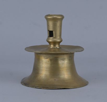 Bougeoir de type capstan en laiton, XVIIe...