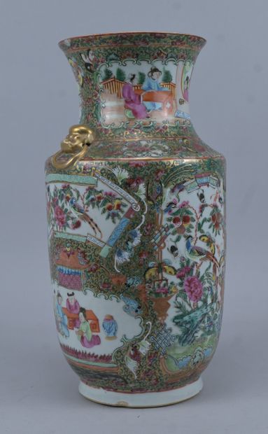 Grand vase en porcelaine de Canton à décor...