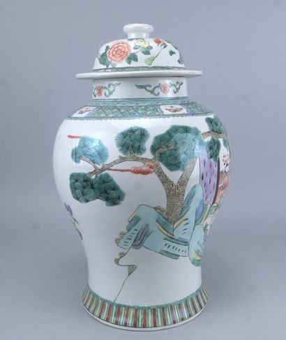 Vase couvert de style Famille Verte à décor...