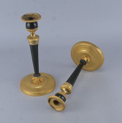Paire de bougeoirs Directoire en bronze,...
