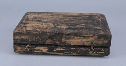 Coffret en noyer avec portraits en relief...