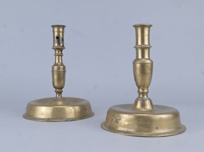 Paire de chandeliers en bronze de style Henri...