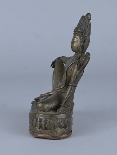 Divinité bouddhique assise en bronze, fin...
