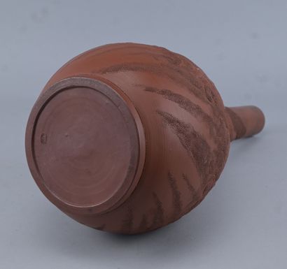 Vase japonais en grès dans le style Bizen,...