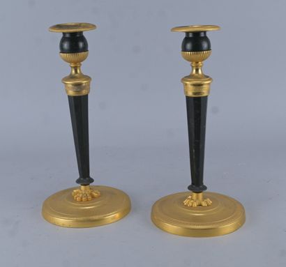 Paire de bougeoirs Directoire en bronze,...