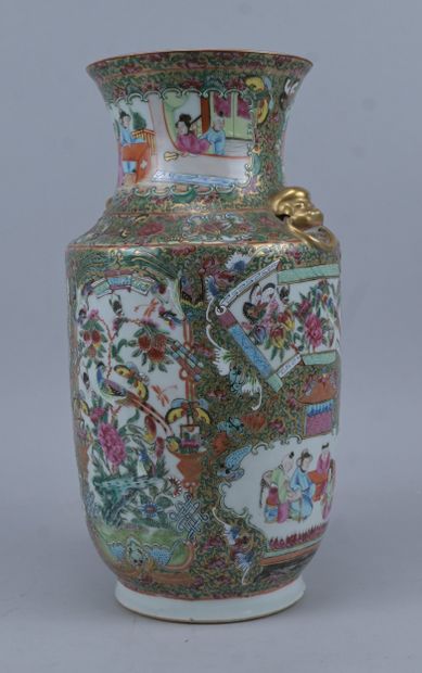 Grand vase en porcelaine de Canton à décor...