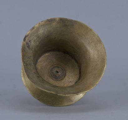 Bougeoir de type capstan en laiton, XVIIe...