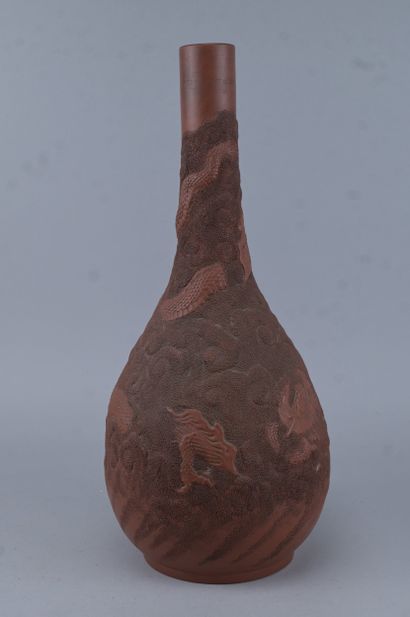 Vase japonais en grès dans le style Bizen,...