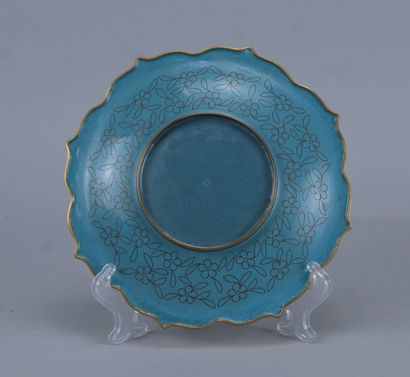 Plat en émaux cloisonnés à décor d’objets...