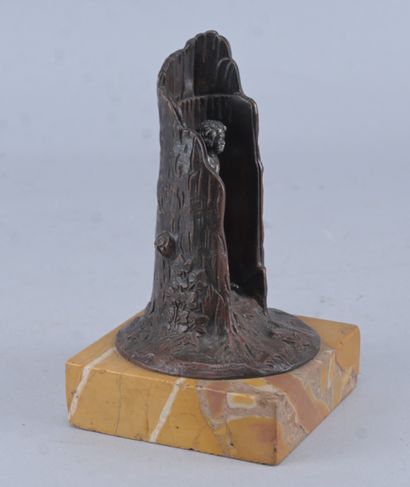 Sujet en bronze représentant un jeune garçon...