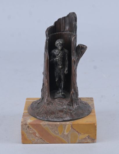 Sujet en bronze représentant un jeune garçon...
