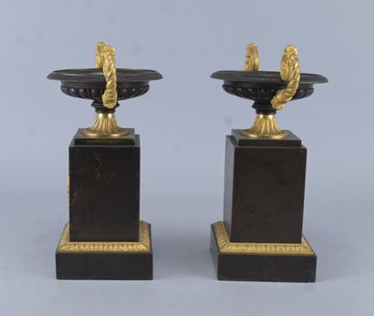 Paire de tazzas en bronze d'époque Charles...