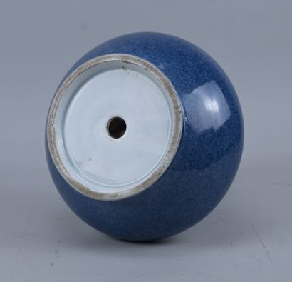 Vase en porcelaine monochrome bleu poudre,...