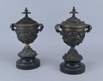 Paire de cassolettes couvertes en bronze...
