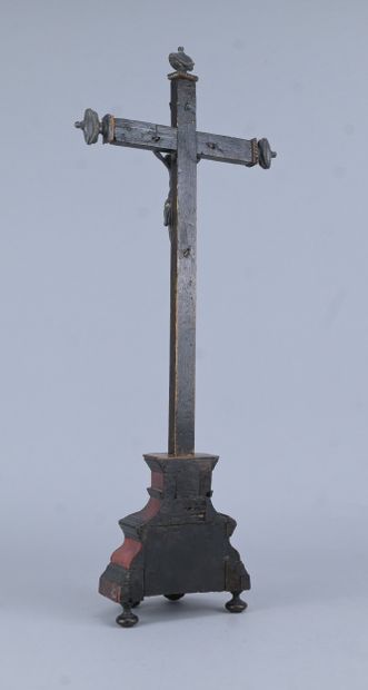 Crucifix ' Corpus Christi' en bois et étain,...