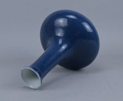 Vase en porcelaine monochrome bleu poudre,...