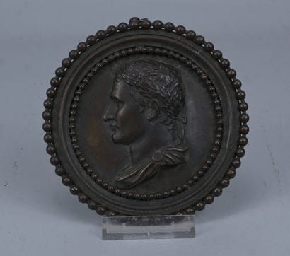 Médaillon en bronze à patine brune représentant...