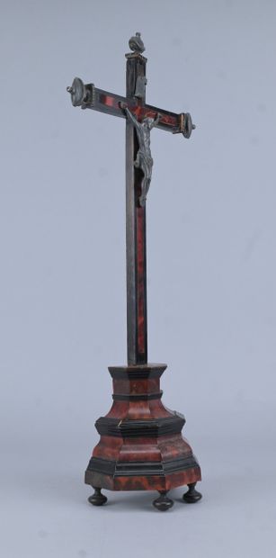 Crucifix ' Corpus Christi' en bois et étain,...