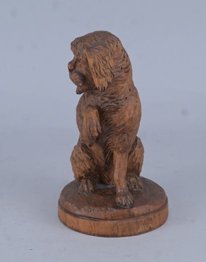 Sculpture de chien en bois sculpté, Forêt-Noire...