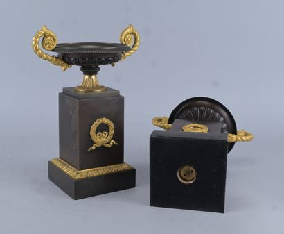 Paire de tazzas en bronze d'époque Charles...