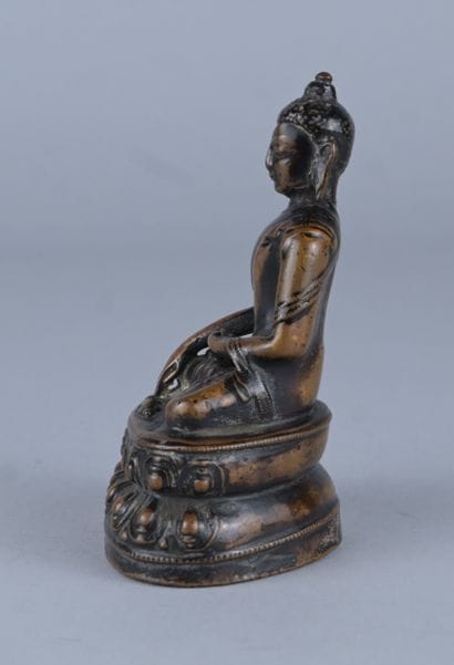 Bouddha tibétain en bronze à traces de dorure,...