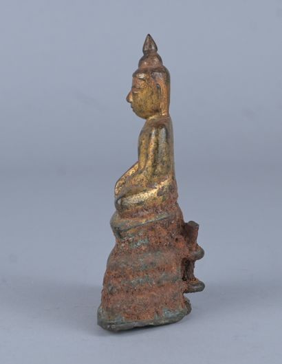 Bouddha birman en bronze doré sur base lotiforme...