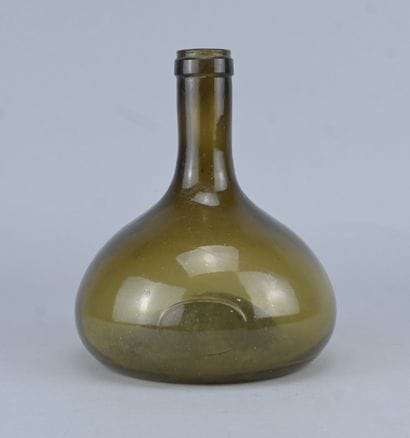 Bouteille à vin en verre soufflé vert olive,...