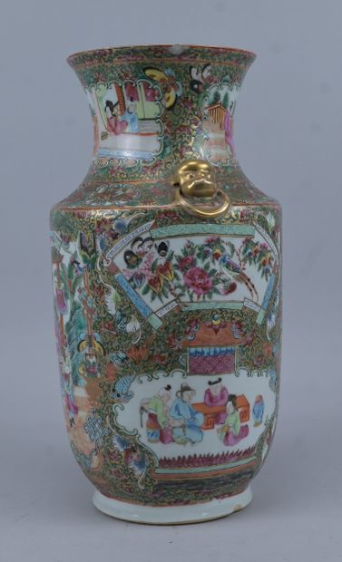 Grand vase en porcelaine de Canton à décor...