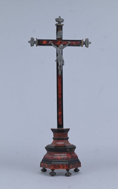 Crucifix ' Corpus Christi' en bois et étain,...