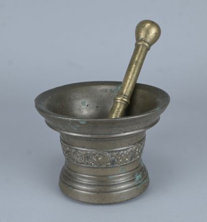 Mortier et pilon en bronze flamand, XVIIe...