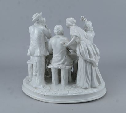 Grand groupe en porcelaine blanche représentant...