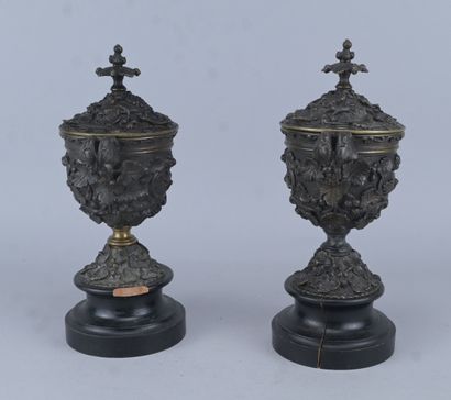 Paire de cassolettes couvertes en bronze...