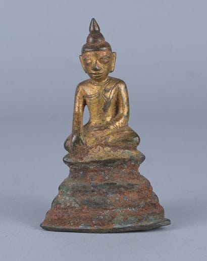 Bouddha birman en bronze doré sur base lotiforme...