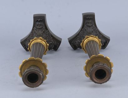Paire de bougeoirs en bronze patiné et bronze...
