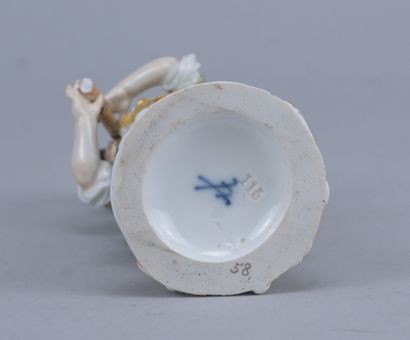 Statuette en porcelaine portant la marque...