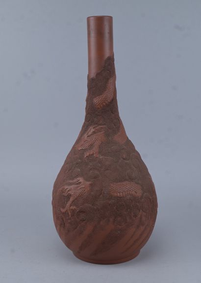 Vase japonais en grès dans le style Bizen,...