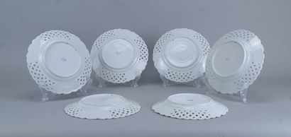 Suite de six assiettes ajourées en porcelaine...