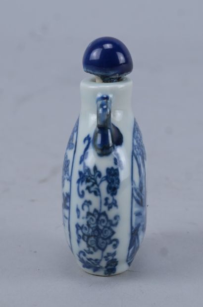 China – Porcelain snuff bottle – 20th century

Glazed...