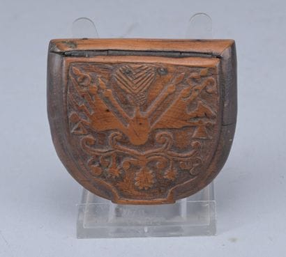 Tabatière en bois sculpté – XIXe siècle

Tabatière...
