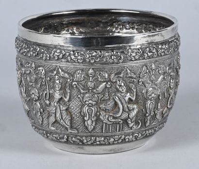 Repoussé solid silver bowl - Bali (Indonesia)...