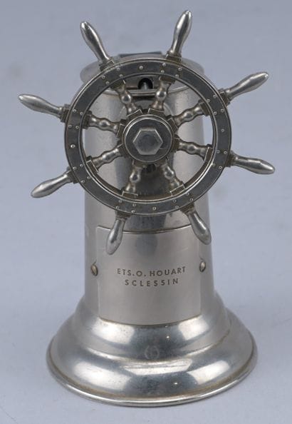Briquet de table gouvernail, métal, XXe siècle

Briquet...