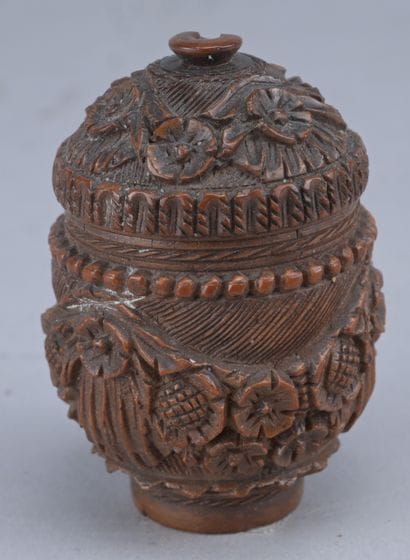 Tabatière en corozo sculpté – XIXe siècle

Tabatière...