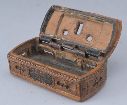 Tabatière en bois sculpté, XIXe siècle

Tabatière...