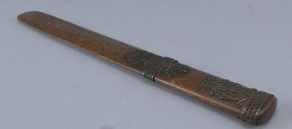 Coupe-papier en bois et bronze, XIXe siècle

Coupe-papier...