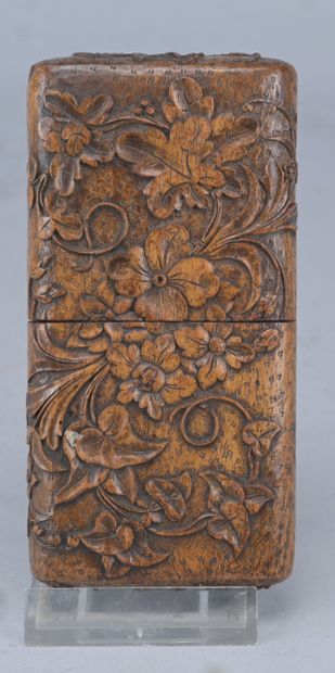 Boîte en bois sculpté – Début XXe siècle

Boîte...