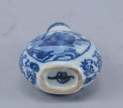 China – Porcelain snuff bottle – 20th century

Glazed...