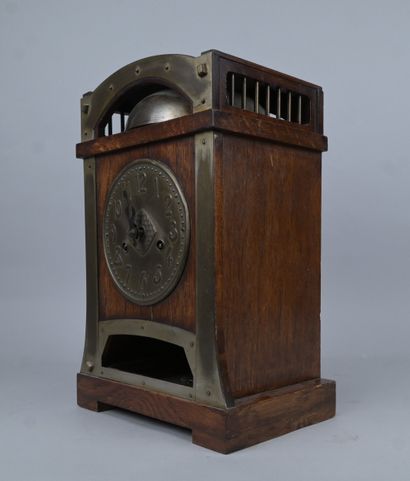 Art Nouveau clock in oak and brass – early...