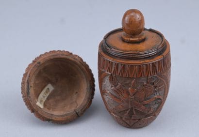 Tabatière - noix de corozo sculpté – XIXe...